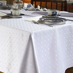 Toalha de Mesa Quadrada Döhler Requinte Branca 4 Lugares