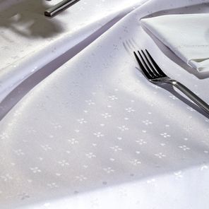 Toalha de Mesa Retangular Döhler Requinte TJ-5796 Branco 10 Lugares
